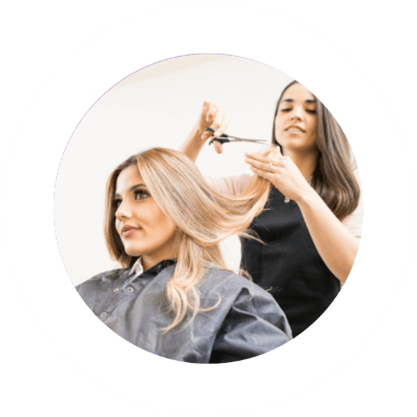 imagem-mulher-cortando-cabelo-contorno imagem-mulher-cortando-cabelo-contorno